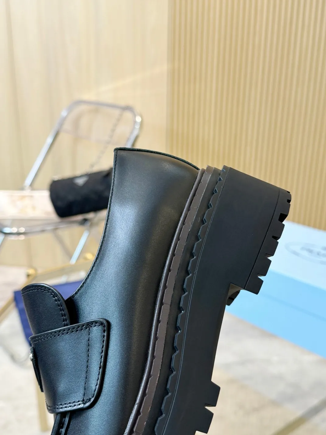 👟👟Ex-factory price 520👟👟 Prada/PRADA | 2024 ①No glue ②No odor ③Wireless head + full set of packaging ♺Fabric: A-grade open edge beaded cowhide ♺Buckle: Original plate molding ♺Lining: soft silk cowhide ♺Foot: soft silk cowhide ♺Packaging: full set of original gift packaging ♺Size: women’s size 35--40